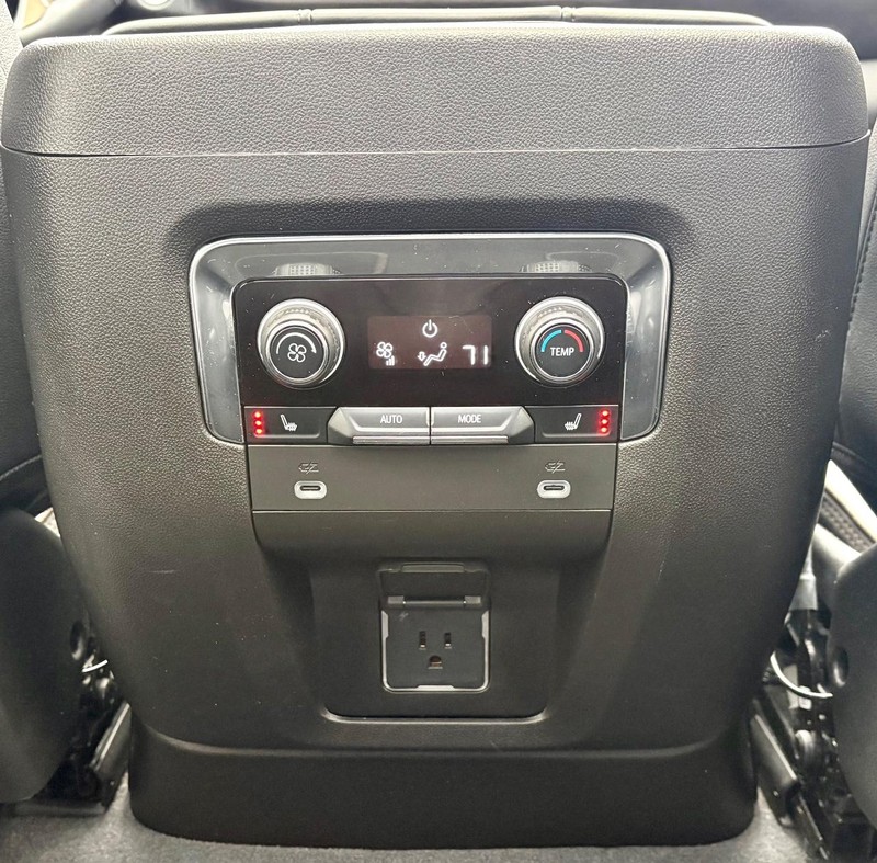 Chevrolet Suburban Vehicle Full-screen Gallery Image 14