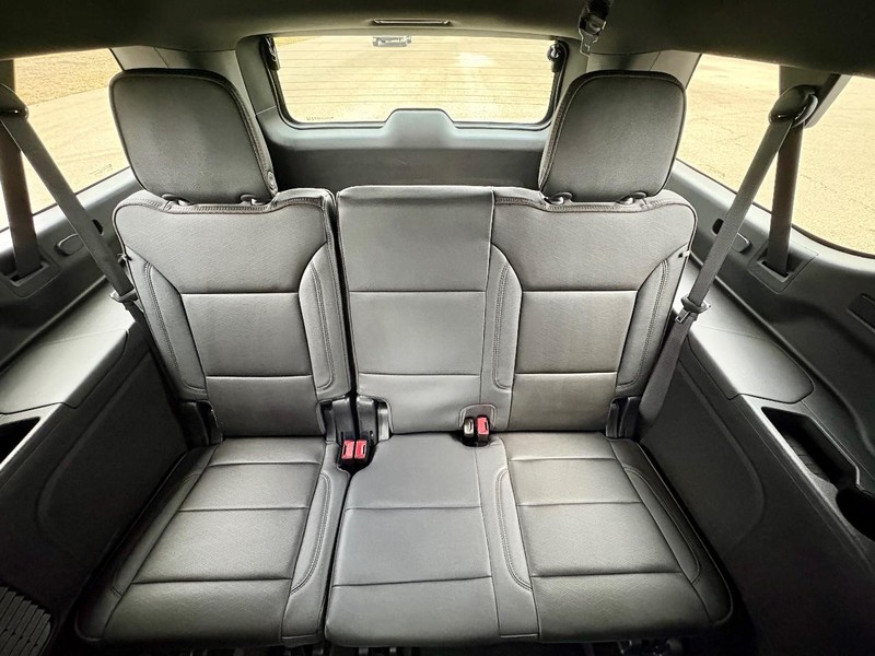Chevrolet Suburban Vehicle Full-screen Gallery Image 15