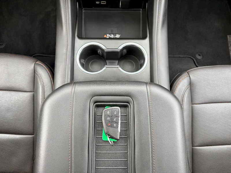 Chevrolet Suburban Vehicle Full-screen Gallery Image 17