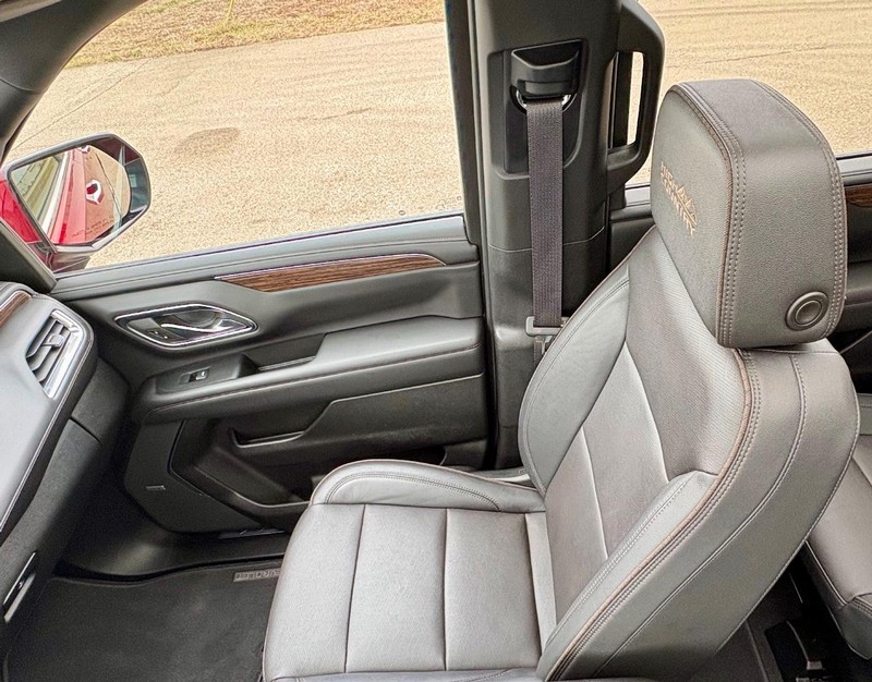 Chevrolet Suburban Vehicle Full-screen Gallery Image 18