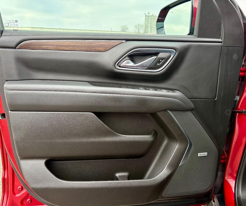 Chevrolet Suburban Vehicle Full-screen Gallery Image 19