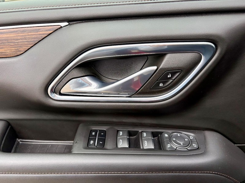 Chevrolet Suburban Vehicle Full-screen Gallery Image 20