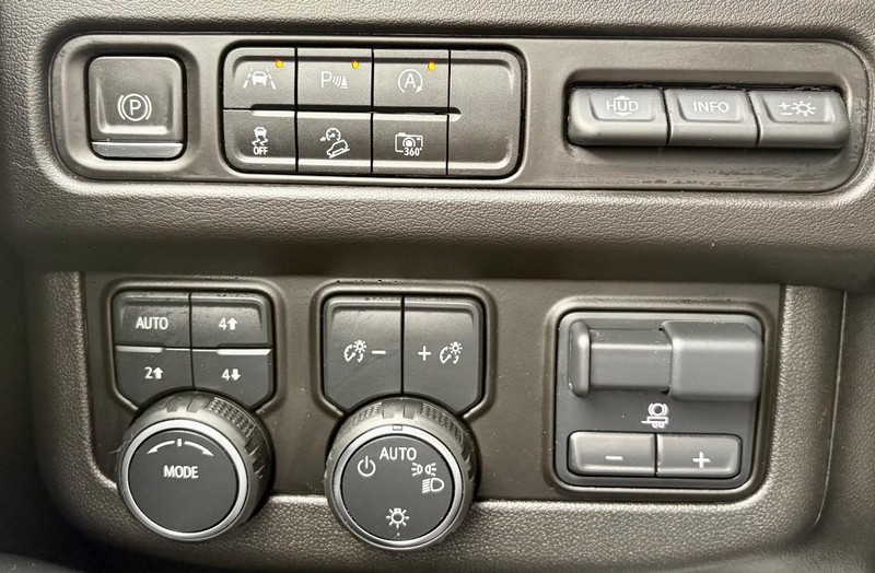 Chevrolet Suburban Vehicle Full-screen Gallery Image 22