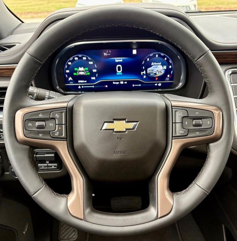 Chevrolet Suburban Vehicle Full-screen Gallery Image 23
