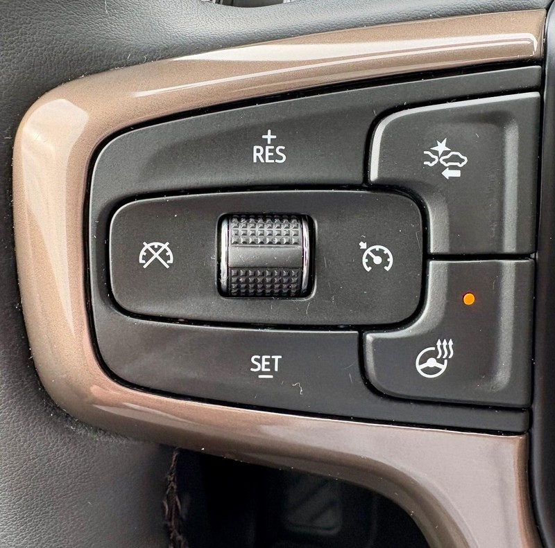 Chevrolet Suburban Vehicle Full-screen Gallery Image 24