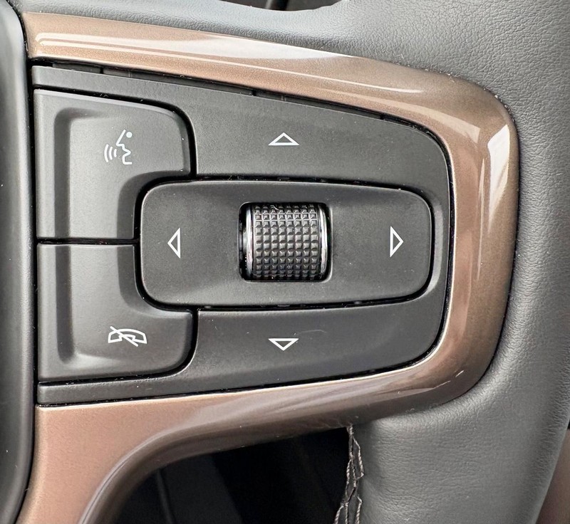 Chevrolet Suburban Vehicle Full-screen Gallery Image 25