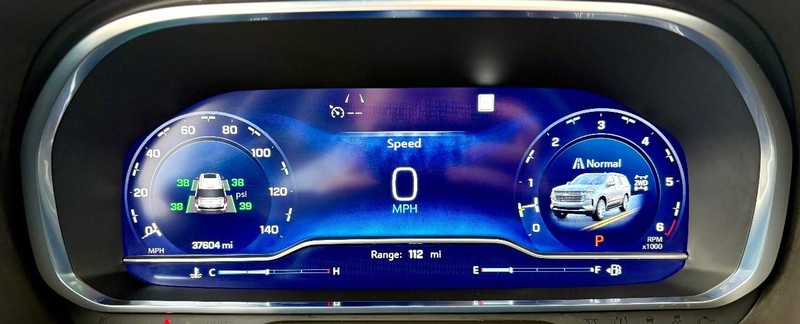 Chevrolet Suburban Vehicle Full-screen Gallery Image 26