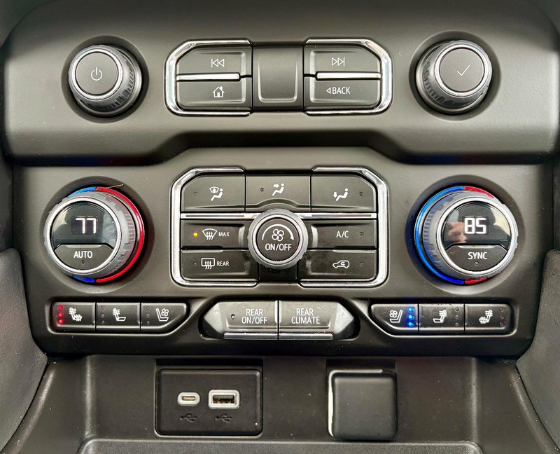 Chevrolet Suburban Vehicle Full-screen Gallery Image 31