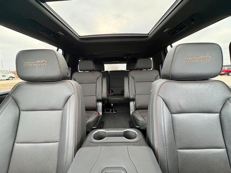 Chevrolet Suburban Vehicle Full-screen Gallery Image 32