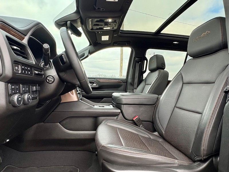 Chevrolet Suburban Vehicle Full-screen Gallery Image 35