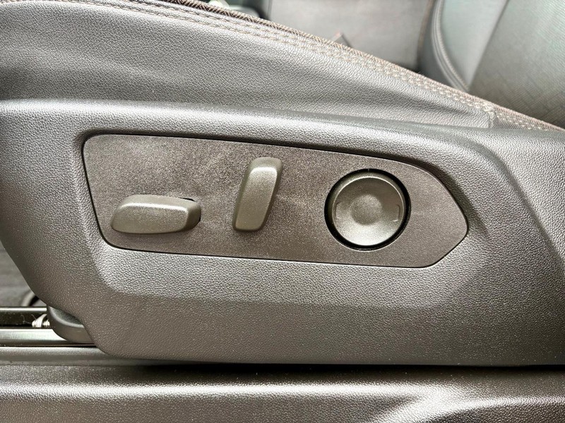 Chevrolet Suburban Vehicle Full-screen Gallery Image 36