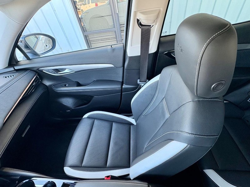 Buick Envision Vehicle Full-screen Gallery Image 15