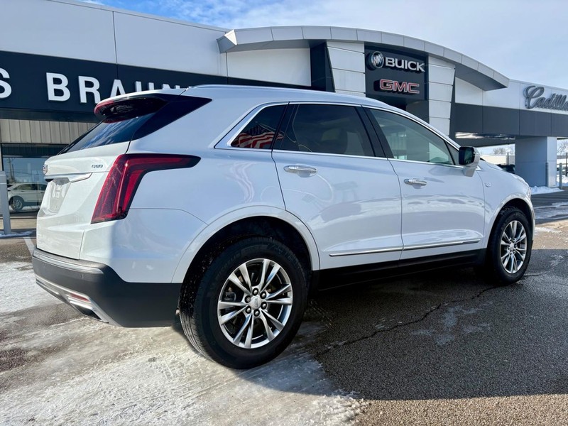 Cadillac XT5 Vehicle Full-screen Gallery Image 03