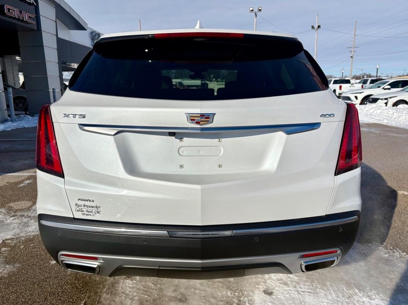 Cadillac XT5 Vehicle Full-screen Gallery Image 04