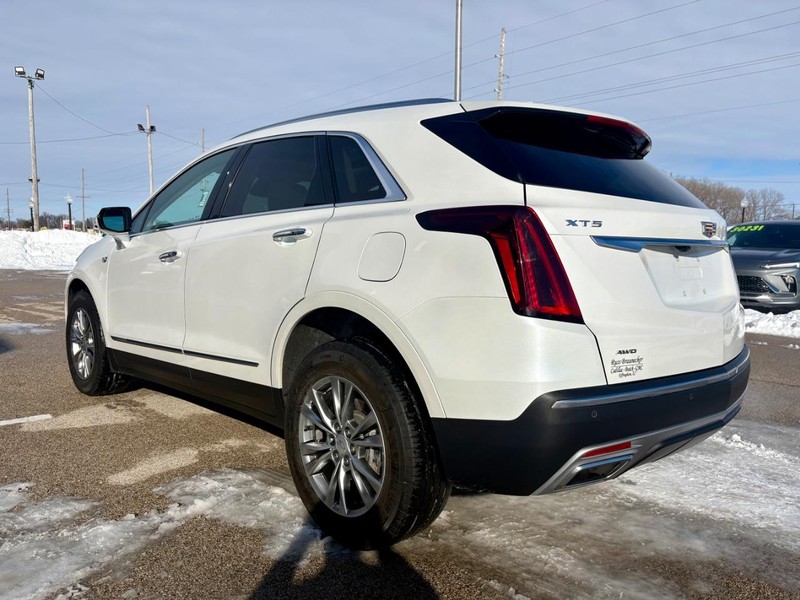 Cadillac XT5 Vehicle Full-screen Gallery Image 06