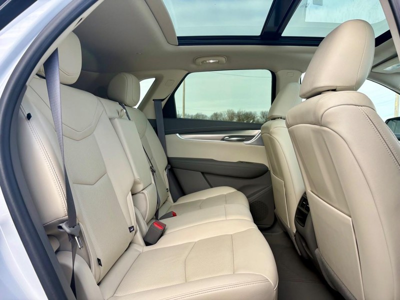 Cadillac XT5 Vehicle Full-screen Gallery Image 11
