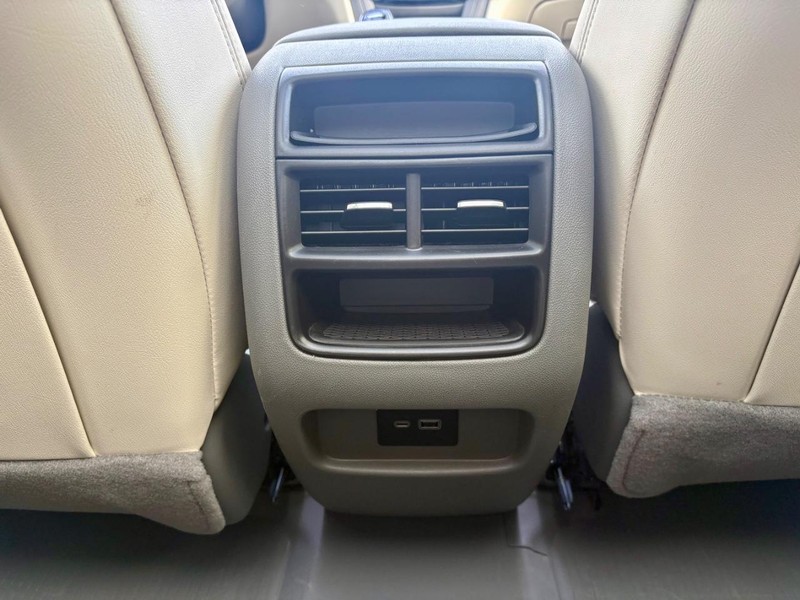 Cadillac XT5 Vehicle Full-screen Gallery Image 12