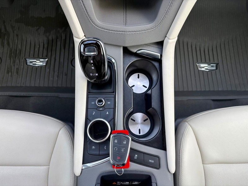 Cadillac XT5 Vehicle Full-screen Gallery Image 14