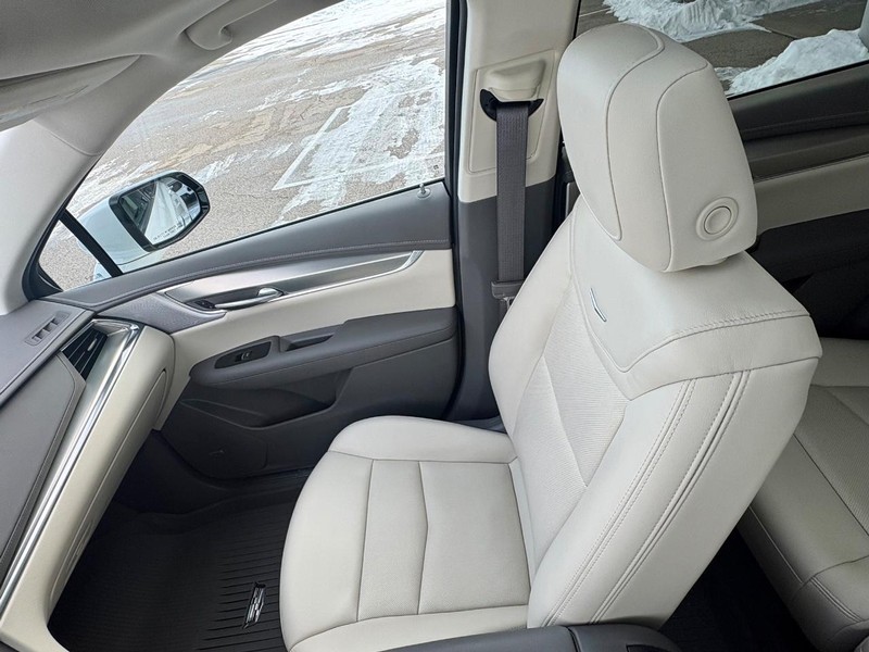 Cadillac XT5 Vehicle Full-screen Gallery Image 15