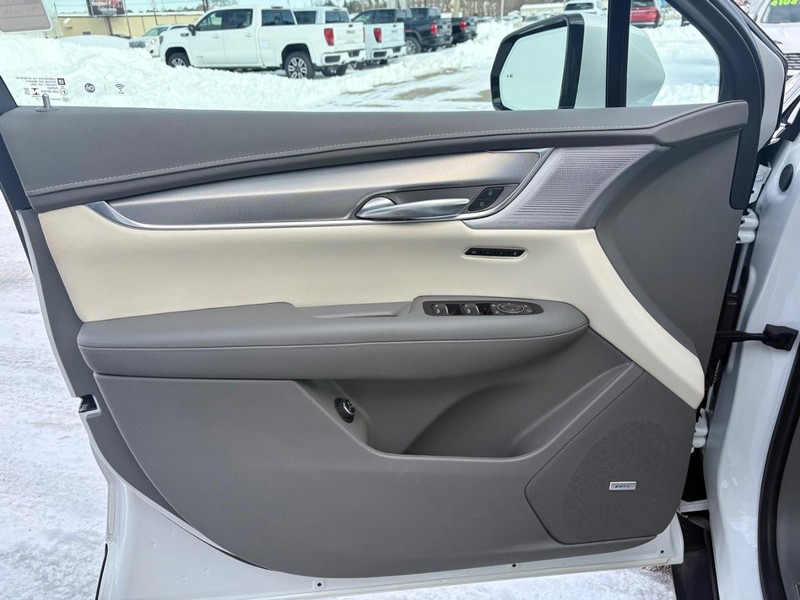 Cadillac XT5 Vehicle Full-screen Gallery Image 16