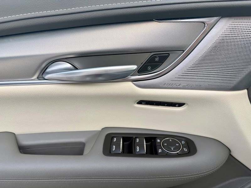 Cadillac XT5 Vehicle Full-screen Gallery Image 17