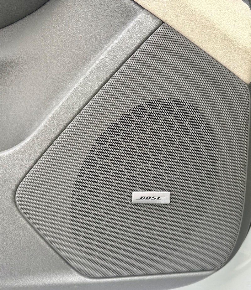 Cadillac XT5 Vehicle Full-screen Gallery Image 18