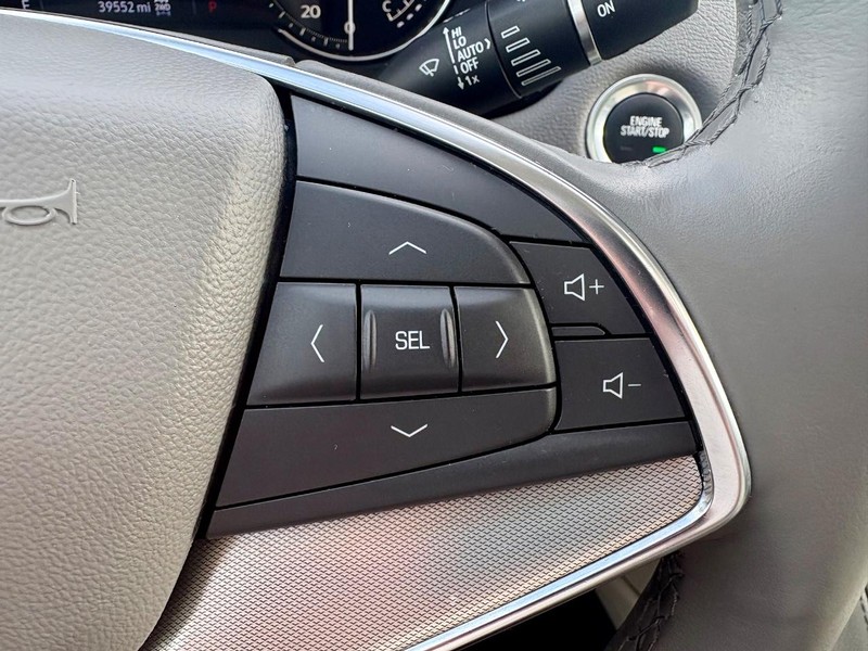 Cadillac XT5 Vehicle Full-screen Gallery Image 21