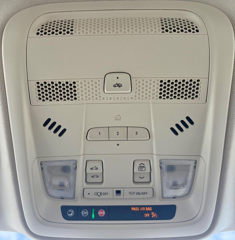 Cadillac XT5 Vehicle Full-screen Gallery Image 31