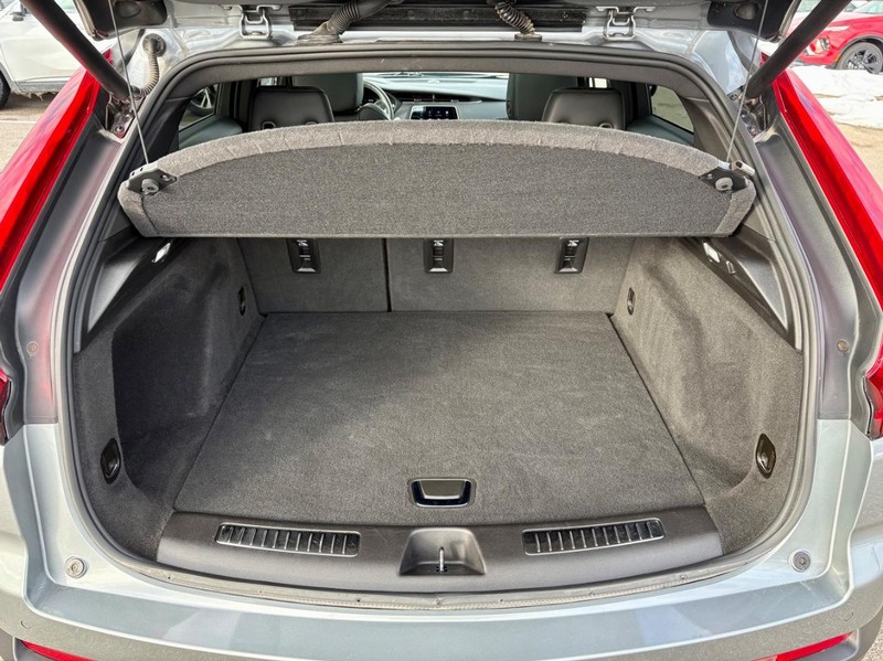 Cadillac XT4 Vehicle Full-screen Gallery Image 05