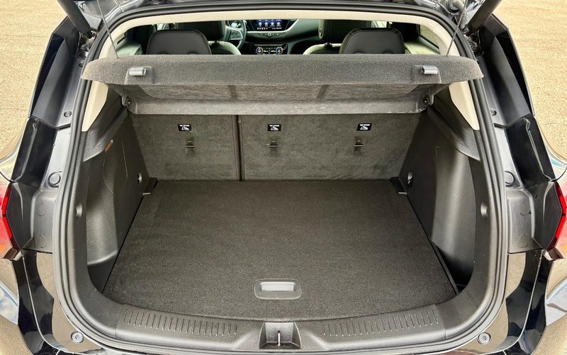 Buick Encore GX Vehicle Full-screen Gallery Image 05