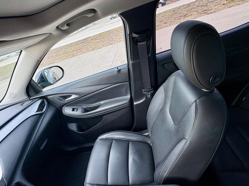 Buick Encore GX Vehicle Full-screen Gallery Image 15