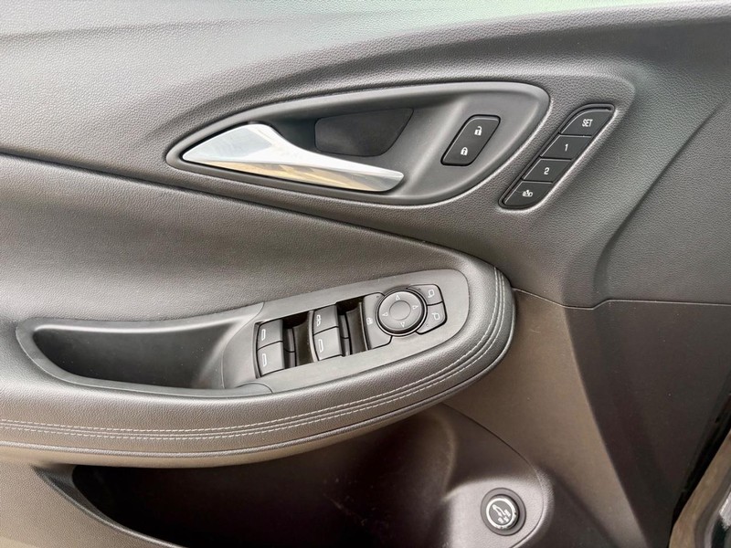 Buick Encore GX Vehicle Full-screen Gallery Image 17