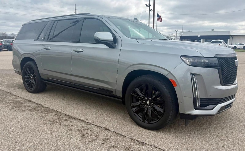 Cadillac Escalade ESV Vehicle Full-screen Gallery Image 02