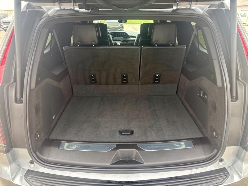 Cadillac Escalade ESV Vehicle Full-screen Gallery Image 05