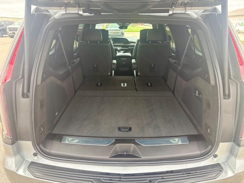 Cadillac Escalade ESV Vehicle Full-screen Gallery Image 06