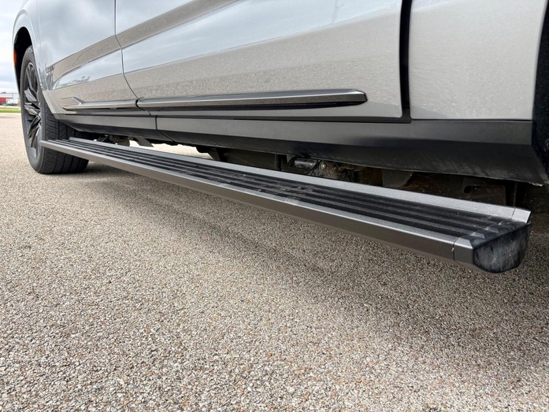 Cadillac Escalade ESV Vehicle Full-screen Gallery Image 08