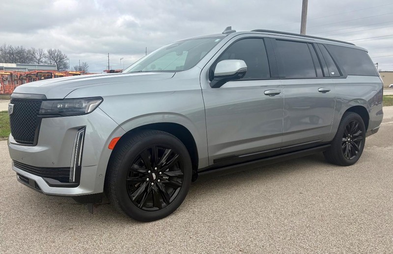 Cadillac Escalade ESV Vehicle Full-screen Gallery Image 09