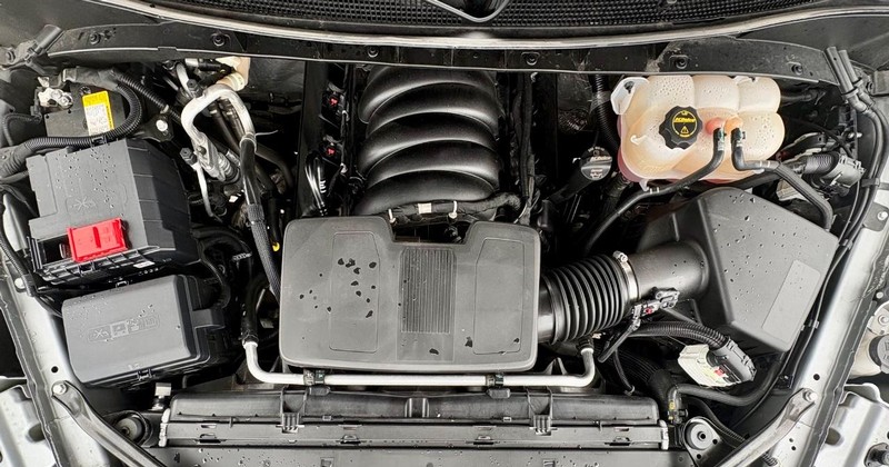 Cadillac Escalade ESV Vehicle Full-screen Gallery Image 11