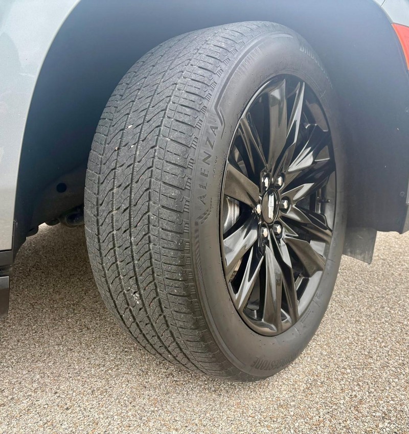 Cadillac Escalade ESV Vehicle Full-screen Gallery Image 12