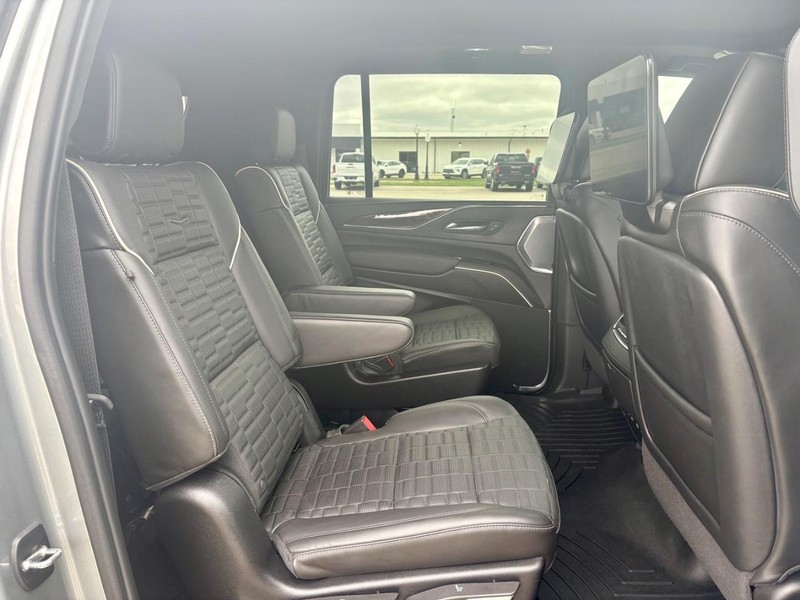 Cadillac Escalade ESV Vehicle Full-screen Gallery Image 13