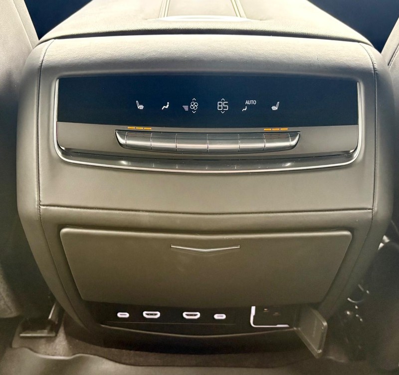 Cadillac Escalade ESV Vehicle Full-screen Gallery Image 14