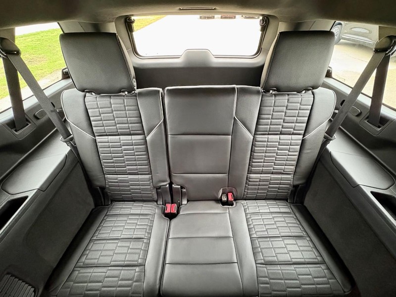 Cadillac Escalade ESV Vehicle Full-screen Gallery Image 15