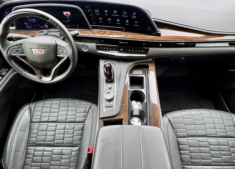 Cadillac Escalade ESV Vehicle Full-screen Gallery Image 16