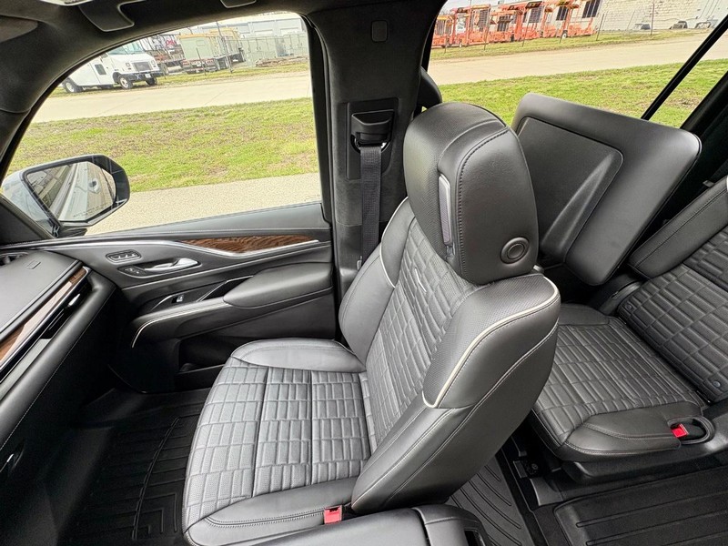 Cadillac Escalade ESV Vehicle Full-screen Gallery Image 18