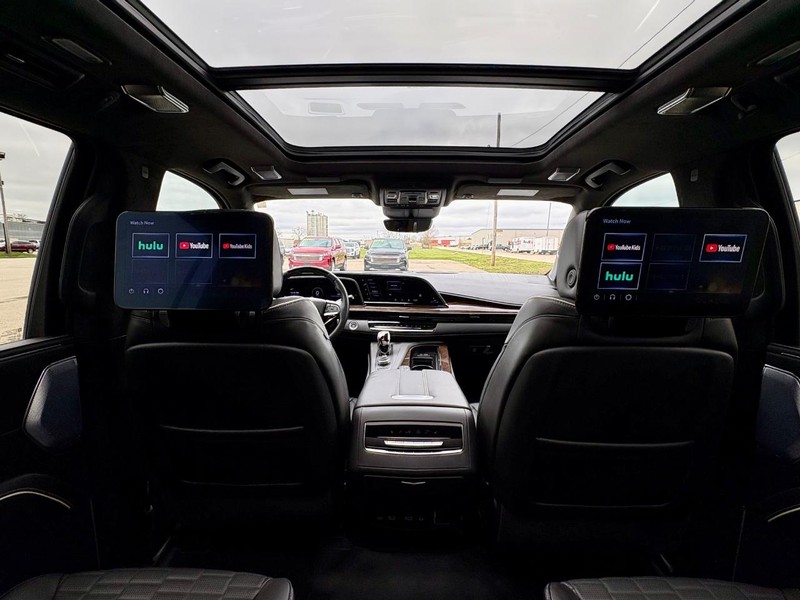 Cadillac Escalade ESV Vehicle Full-screen Gallery Image 19