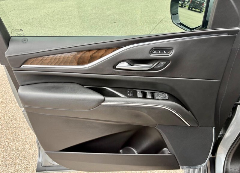 Cadillac Escalade ESV Vehicle Full-screen Gallery Image 20