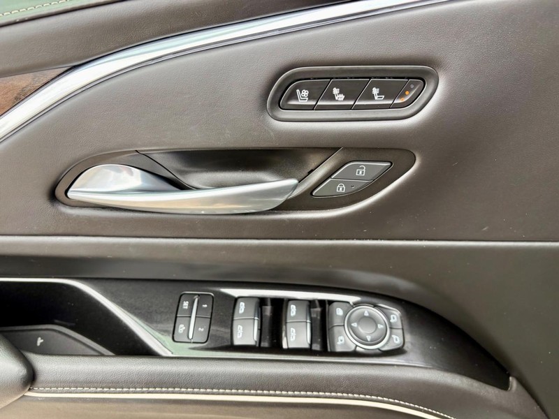 Cadillac Escalade ESV Vehicle Full-screen Gallery Image 21