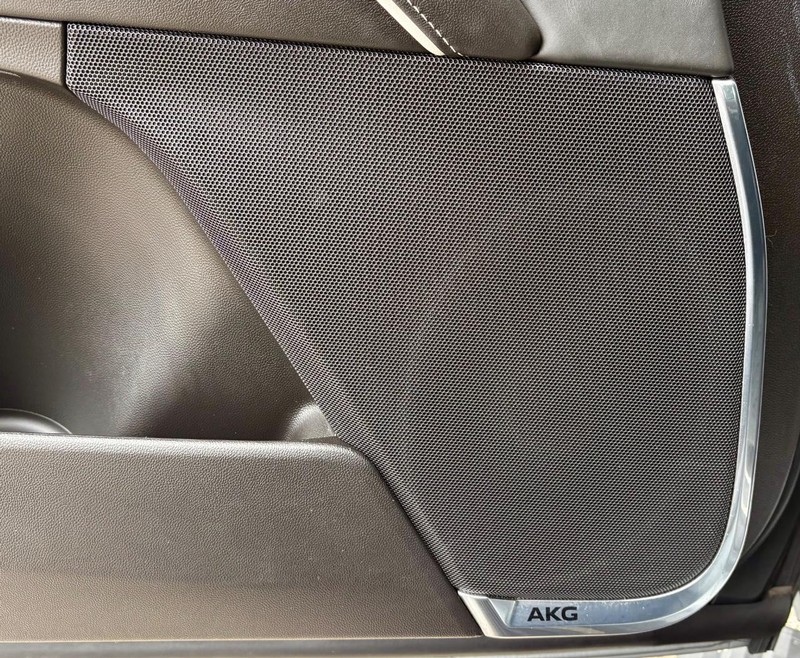 Cadillac Escalade ESV Vehicle Full-screen Gallery Image 22