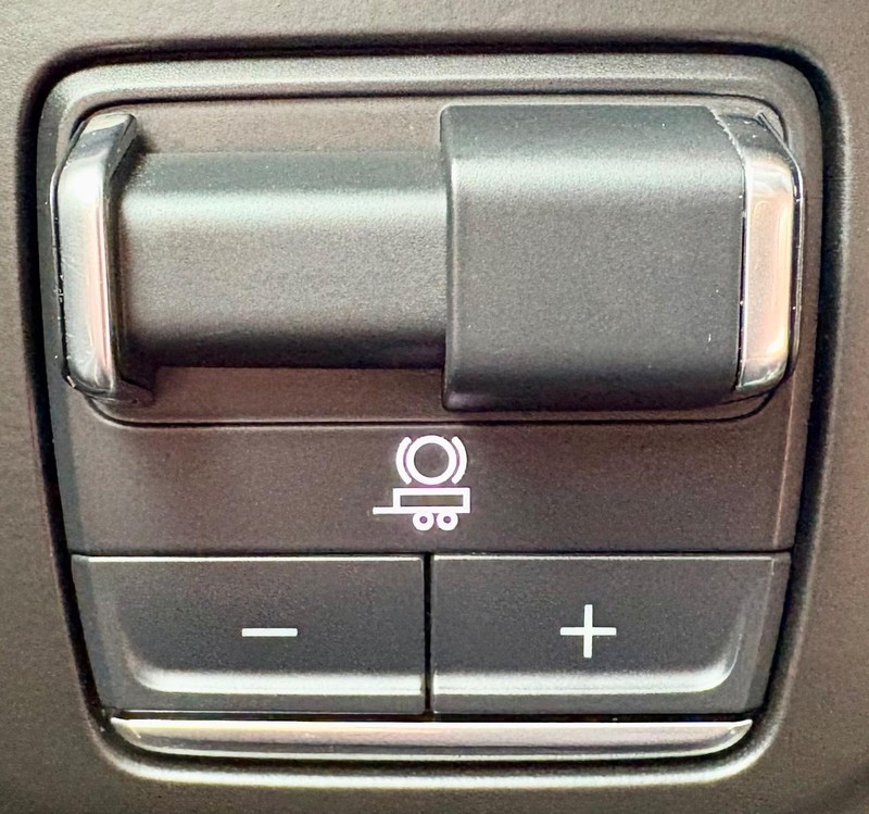 Cadillac Escalade ESV Vehicle Full-screen Gallery Image 24