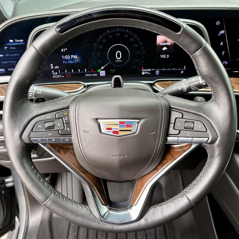 Cadillac Escalade ESV Vehicle Full-screen Gallery Image 25